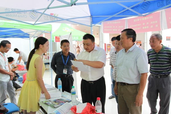 王丰鹏,市委宣传部部长汪玉贵等共青市领导陆续来到学院了解迎新工作