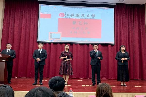 语学院在后面登场却丝毫不减气势,学生会艺术团团长陈心仪带领董秋雨