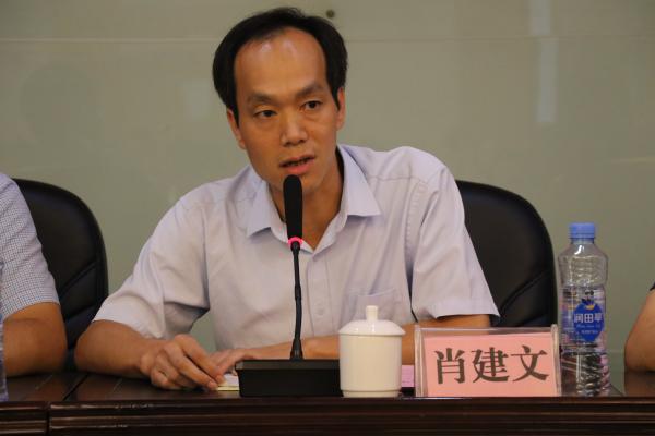 肖建文传达了全省高校书记校长培训班和学校暑期工作会的会议精神