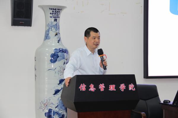 仪式上,方玉明对上海安硕多年来在学院学生实习就业等工作中给予的