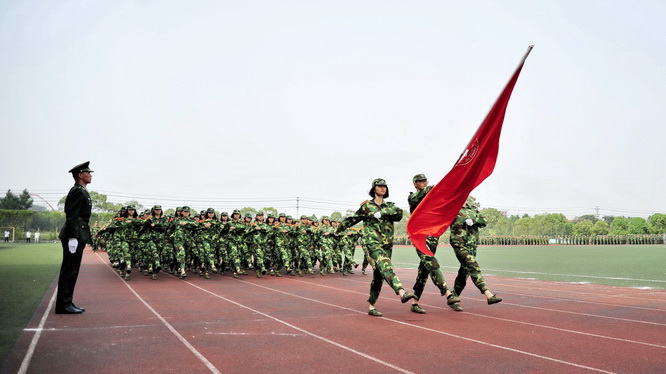 南昌陸軍學院副政委雷起平大校,江西財經大學校長王喬應邀出席