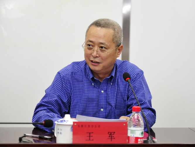 我校校友,东航集团公司总审计师席晟致辞王乔校长与王军总经理代表