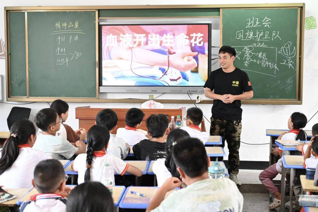 图9.学院学子开展“益路同行”公益实践.png