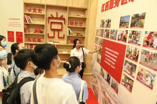 会计学院开展沿着高速学党史实践活动