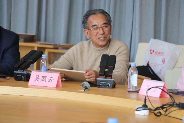 专家学者与业界人士应邀出席，工商管理学院党委书记贺三宝主持研讨会。　　吴照云代表中国管理思想研究院为
